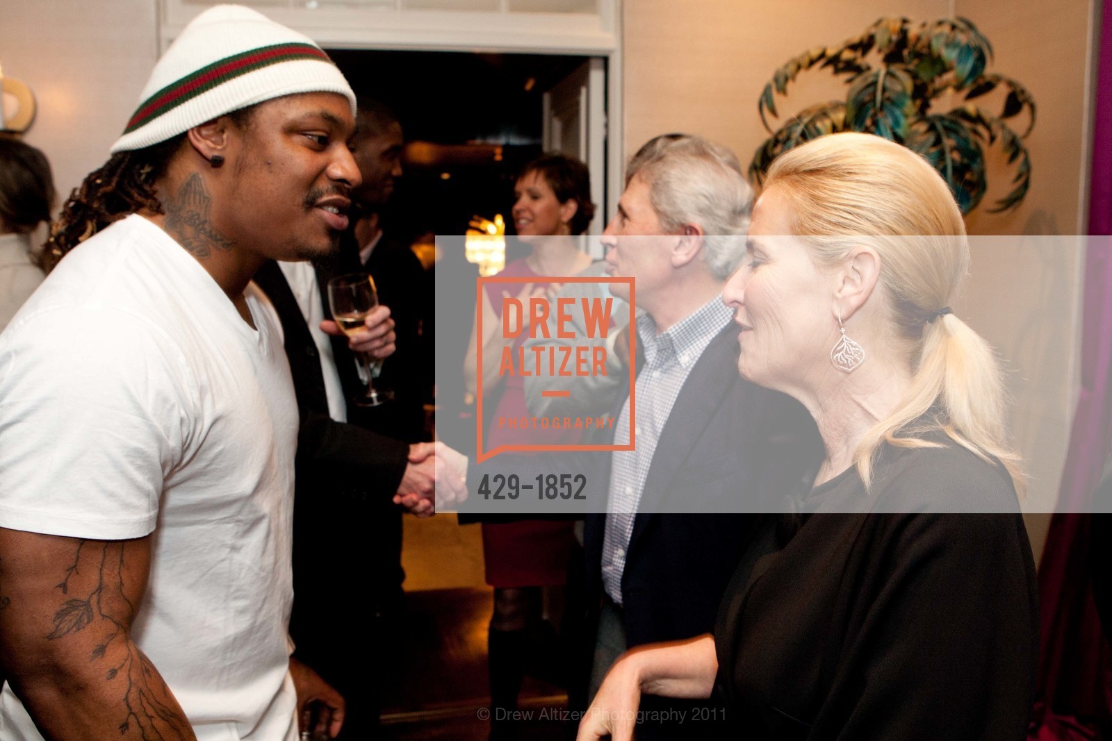 Marshawn Lynch, Lisa Goldman, Hollywood Personalities team up with San Francisco-based COMPASS FAMILY SERVICES in Support of Low Income Families, US, March 8th, 2011, Photo #429-1852 Marshawn Lynch, Lisa Goldman, Photo #429-1852