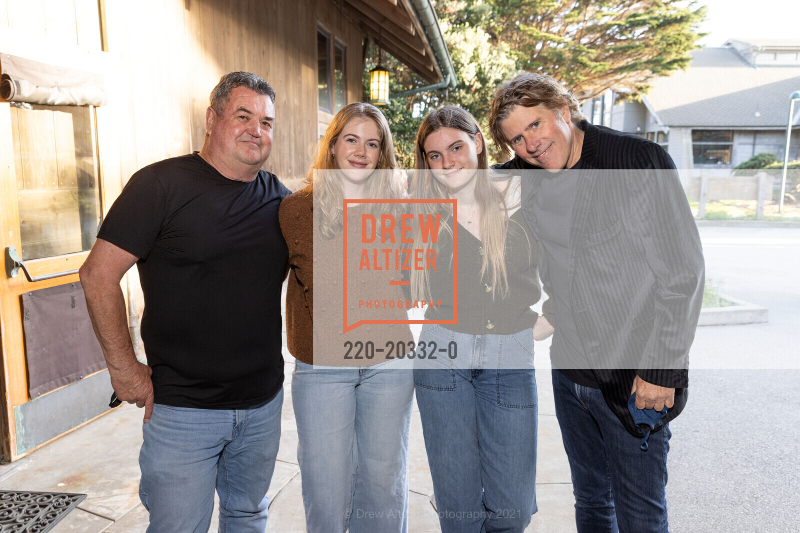 Simon Coyle, Caelyn Dovey, Ella Dovey, Mike Dovey, 2021 Hybrid ZooFest Benefiting the San Francisco Zoo, SF Zoo, April 29th, 2021, Photo #220-20332-0 Simon Coyle, Caelyn Dovey, Ella Dovey, Mike Dovey, Photo #220-20332-0