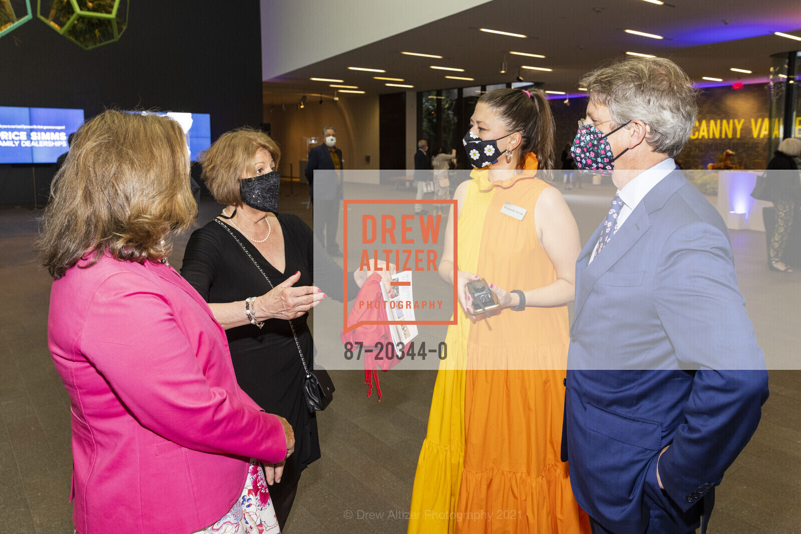 Wanda Guttas, Karen Mohr, Elizabeth Hundt, Thomas Campbell, Bouquets to Art 2021, de Young Museum, June 7th, 2021, Photo #87-20344-0 Wanda Guttas, Karen Mohr, Elizabeth Hundt, Thomas Campbell, Photo #87-20344-0