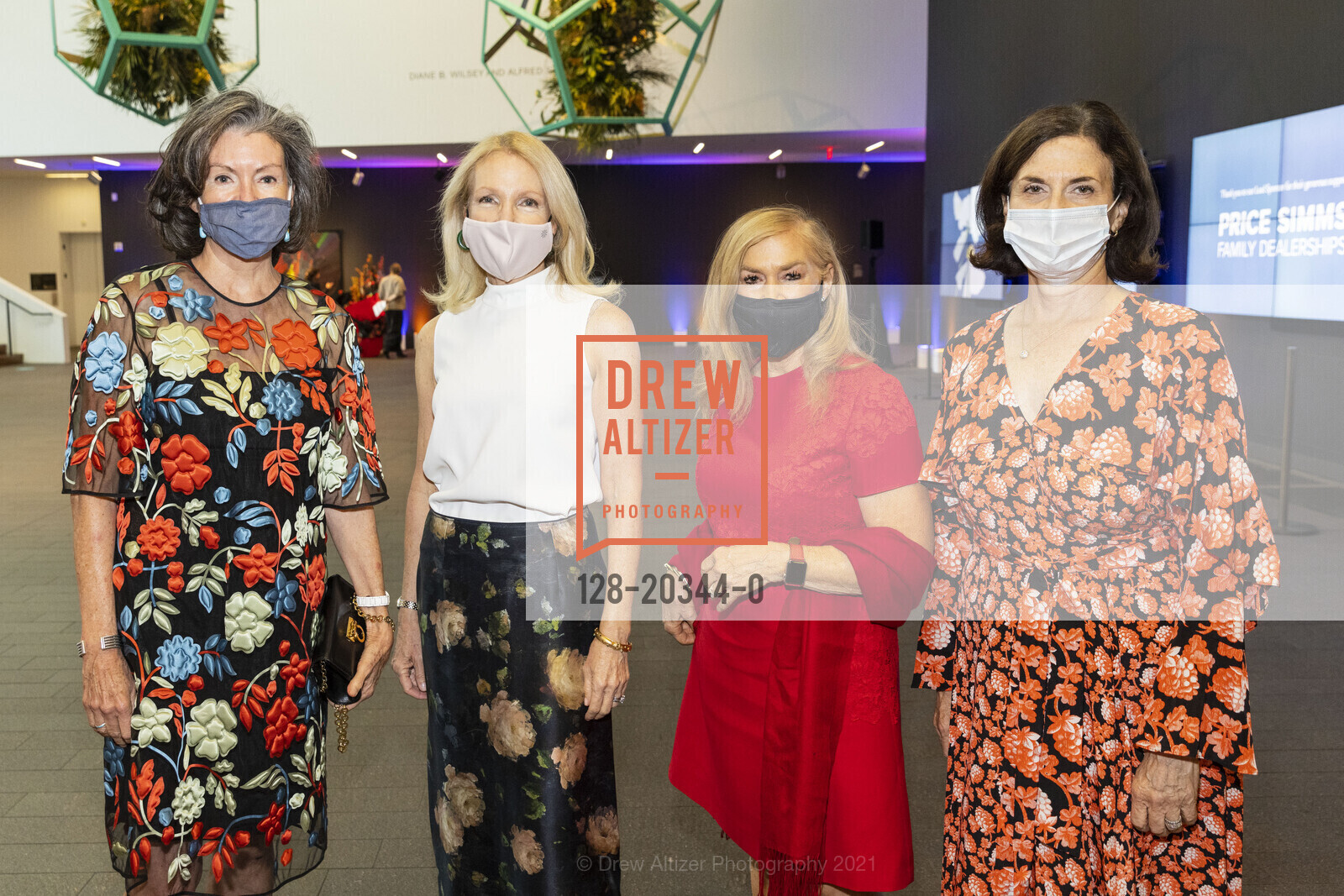 Elizabeth Birka-White, Ann Girard, Lynne Edminster, Valerie Corvin, Bouquets to Art 2021, de Young Museum, June 7th, 2021, Photo #128-20344-0 Elizabeth Birka-White, Ann Girard, Lynne Edminster, Valerie Corvin, Photo #128-20344-0