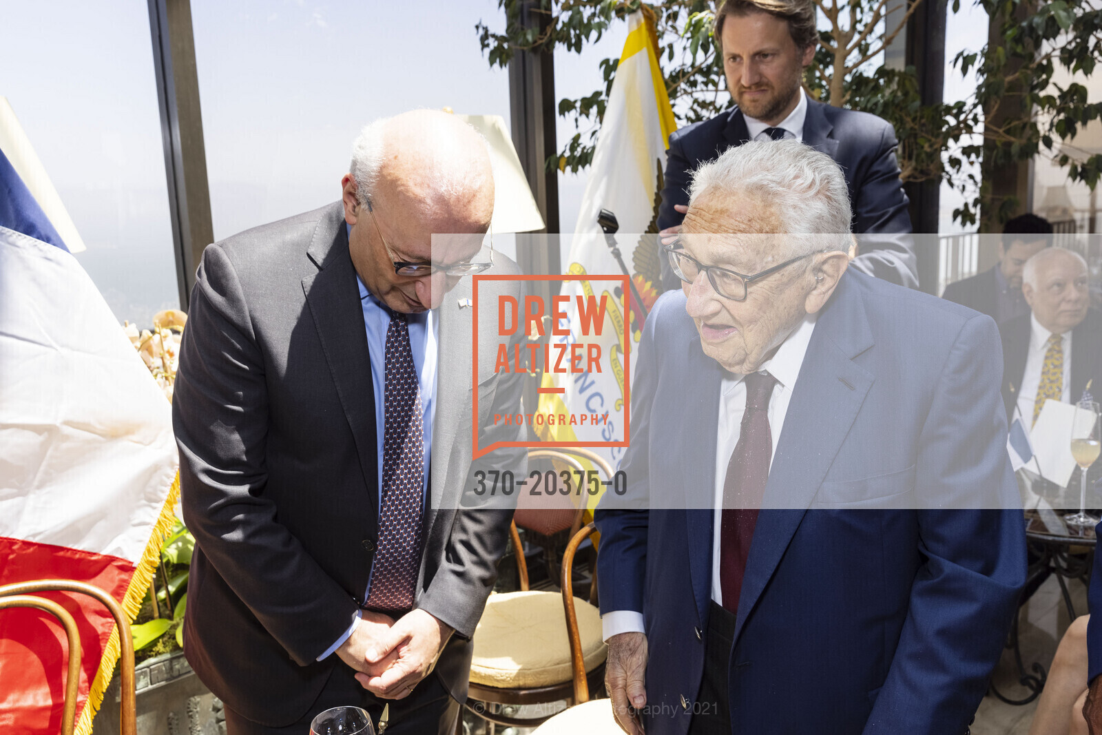 Philippe Etienne, Henry Kissinger, Frederic Jung, Photo #370-20375-0