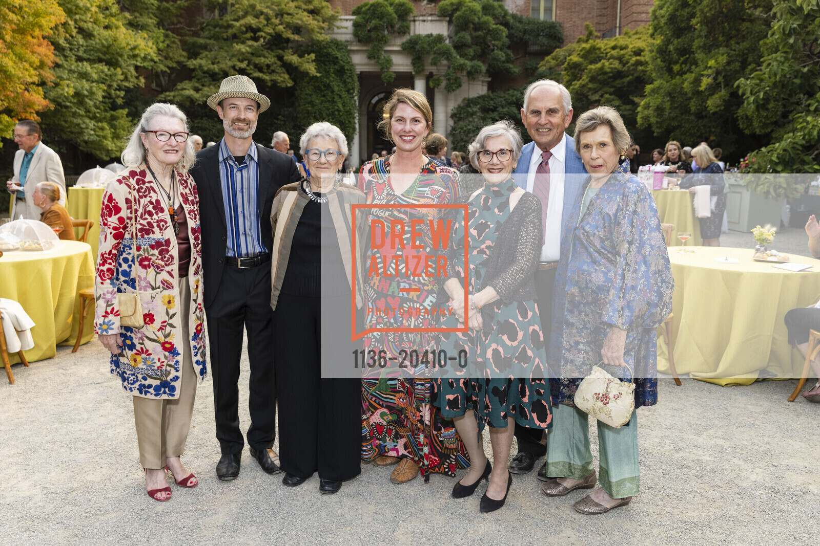 Roberta Alleman, Ian Smith, Leslie Witt, Carol Witt, Terry Witt, Suzanne Legallet, Filoli's Gala In The Garden 2021, Filoli's. 83 Cañada Rd, Photo #1136-20410-0 Roberta Alleman, Ian Smith, Leslie Witt, Carol Witt, Terry Witt, Suzanne Legallet, Photo #1136-20410-0