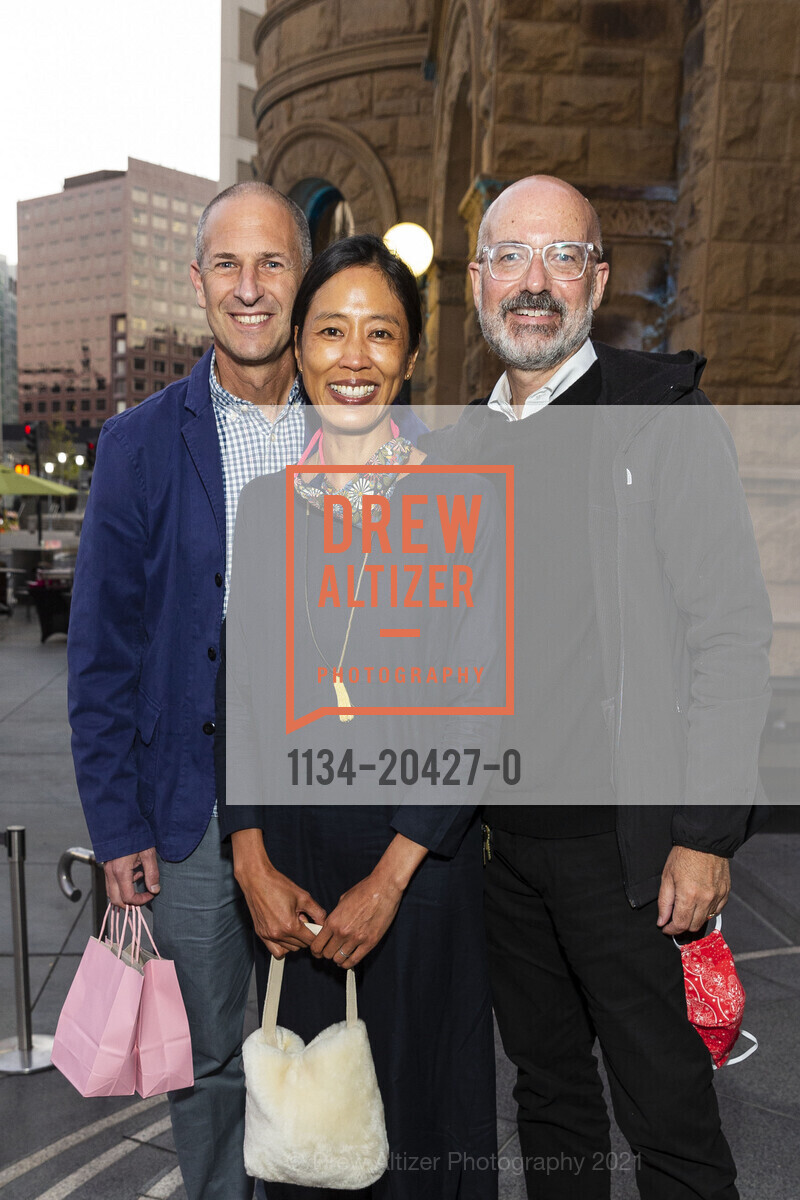 Mark Fein, Nicole Phungrasamee Fein, Joe McDevitt, San Jose Museum of Art Gala, San Jose Museum of Art. San Jose Museum of Art 2021, September 13th, 2021, Photo #1134-20427-0 Mark Fein, Nicole Phungrasamee Fein, Joe McDevitt, Photo #1134-20427-0