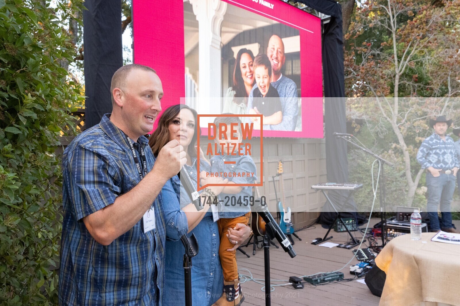 Nick Tedesco, Teresa Tedesco, Rocco Tedesco, Family House 25th Annual Cabs 'Goes Country', Silverado Resort & Spa. 1600 Atlas Peak Rd, October 2nd, 2021, Photo #1744-20459-0 Nick Tedesco, Teresa Tedesco, Rocco Tedesco, Photo #1744-20459-0