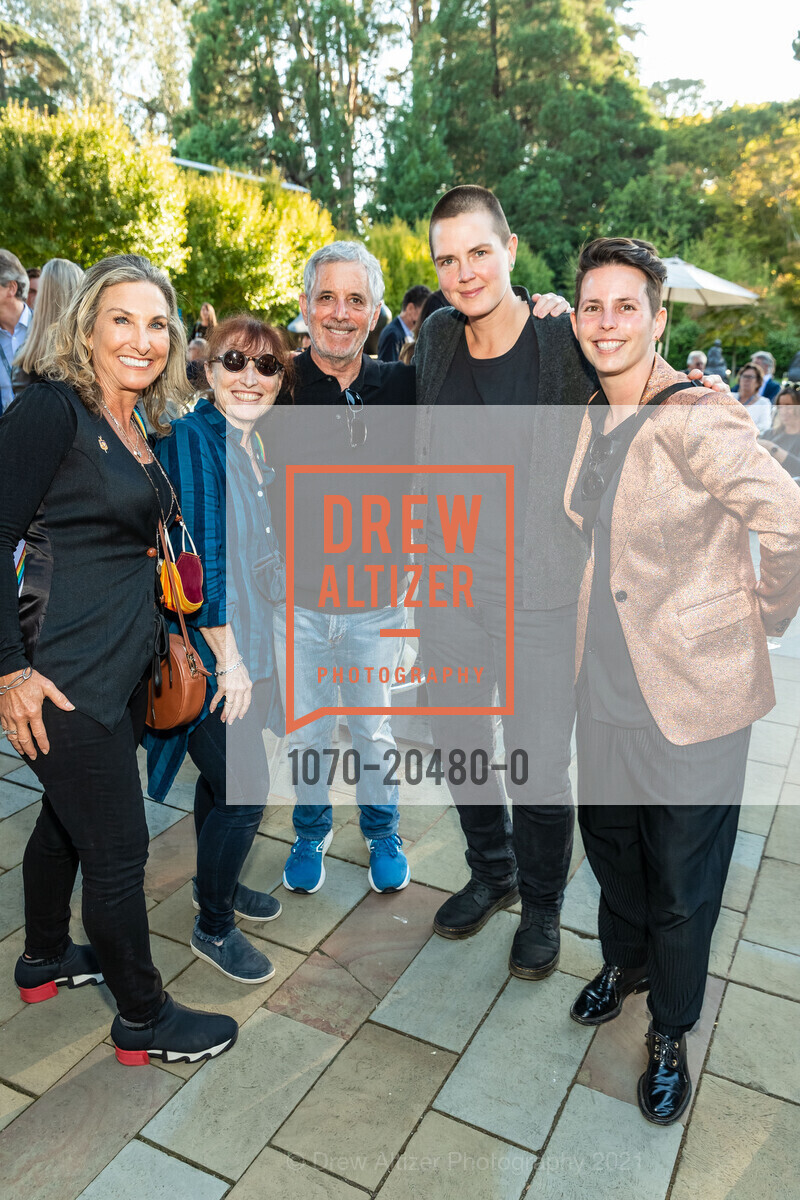 Nancy Grinstein, Ellen Grinstein Perliter, Chuck Perliter, Julie Geer, Jessica Silverman, FAMSF Hosts Judy Chicago's Forever de Young Art Installation, de Young Museum. 50 Hagiwara Tea Garden Dr, October 16th, 2021, Photo #1070-20480-0 Nancy Grinstein, Ellen Grinstein Perliter, Chuck Perliter, Julie Geer, Jessica Silverman, Photo #1070-20480-0