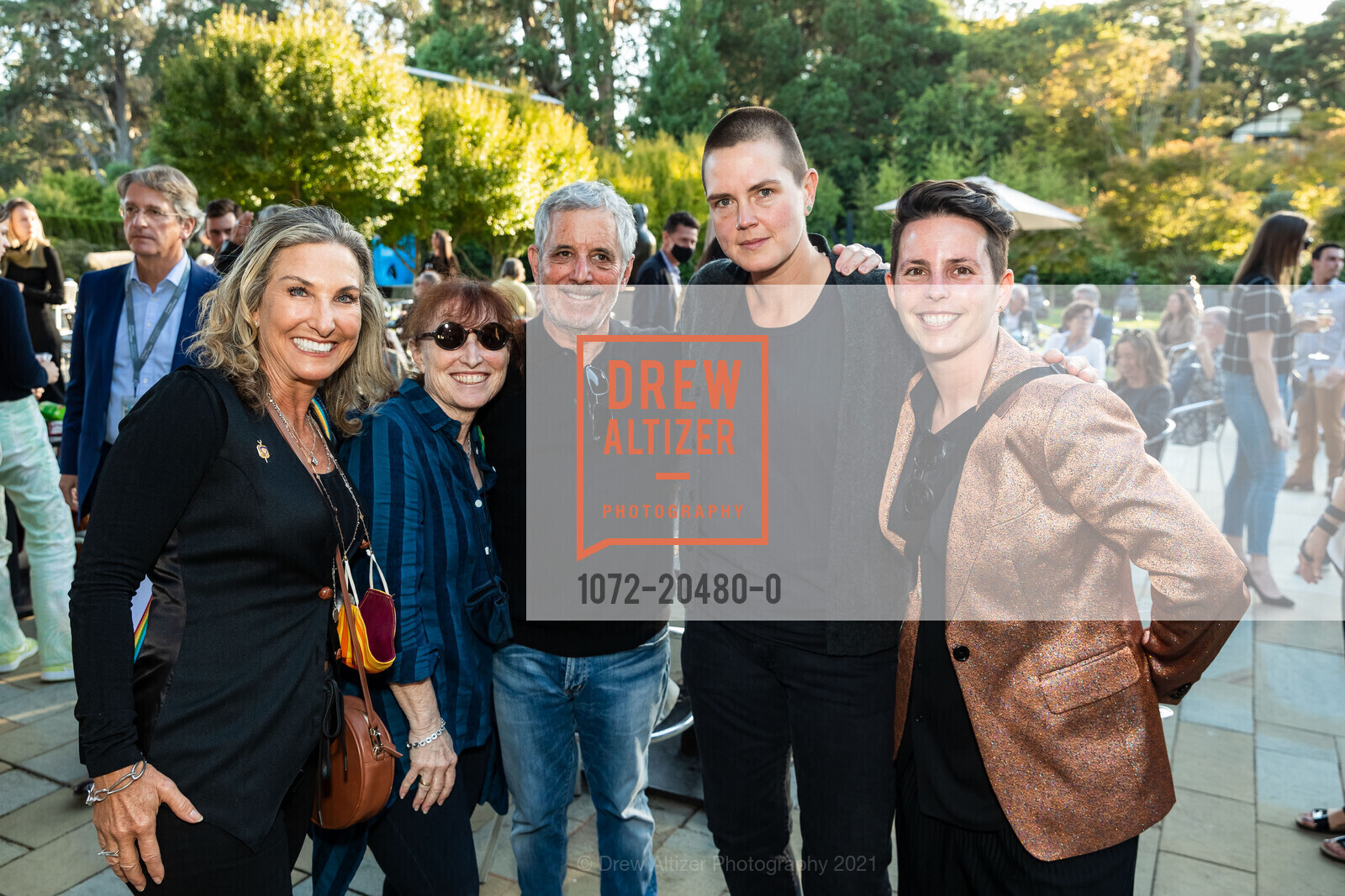 Nancy Grinstein, Ellen Grinstein Perliter, Chuck Perliter, Julie Geer, Jessica Silverman, FAMSF Hosts Judy Chicago's Forever de Young Art Installation, de Young Museum. 50 Hagiwara Tea Garden Dr, October 16th, 2021, Photo #1072-20480-0 Nancy Grinstein, Ellen Grinstein Perliter, Chuck Perliter, Julie Geer, Jessica Silverman, Photo #1072-20480-0