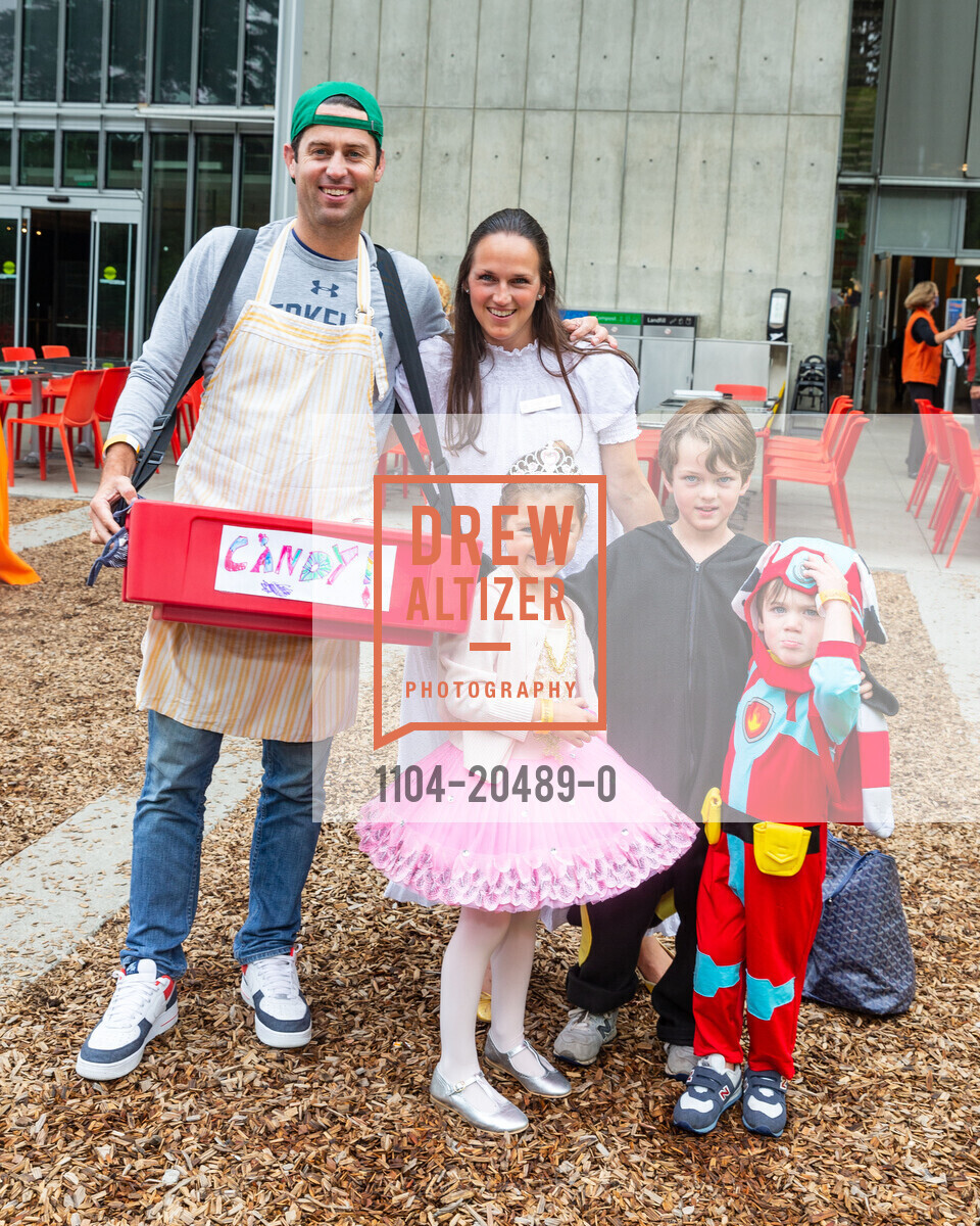 Patrick Fisher, Caitlin Fisher, SuperNatural Halloween, California Academy of Sciences. 55 Music Concourse Dr, October 22nd, 2021, Photo #1104-20489-0 Patrick Fisher, Caitlin Fisher, Photo #1104-20489-0