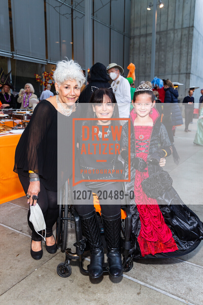Lisa Pearson, Janine Goldberg, Elle Pearson, SuperNatural Halloween, California Academy of Sciences. 55 Music Concourse Dr, October 22nd, 2021, Photo #1207-20489-0 Lisa Pearson, Janine Goldberg, Elle Pearson, Photo #1207-20489-0