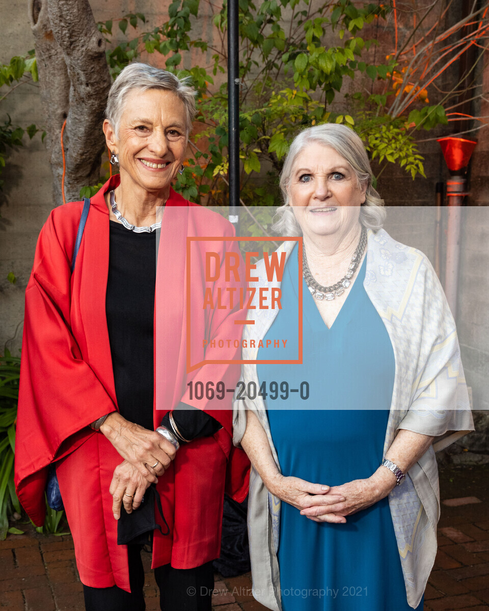 Cathy Simon, Mady Jones, SFAI Looking Forward Art Auction & Sale, SF Art Institute. 800 Chestnut St, November 4th, 2021, Photo #1069-20499-0 Cathy Simon, Mady Jones, Photo #1069-20499-0