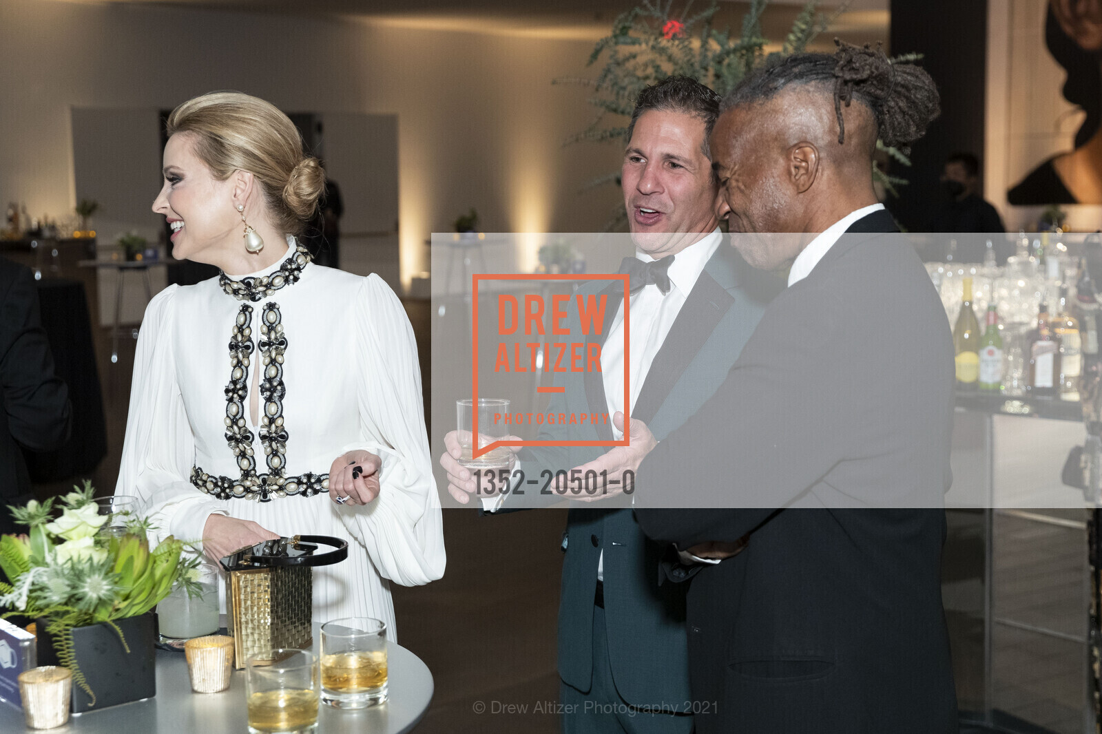 Kate Harbin Clammer, Adam Clammer, Walter Hood, The de Young Museum Presents ON THE EDGE benefit Honoring Artist Judy Chicago and Designer Walter Hood, de Young Museum. 50 Hagiwara Tea Garden Dr, November 5th, 2021, Photo #1352-20501-0 Kate Harbin Clammer, Adam Clammer, Walter Hood, Photo #1352-20501-0