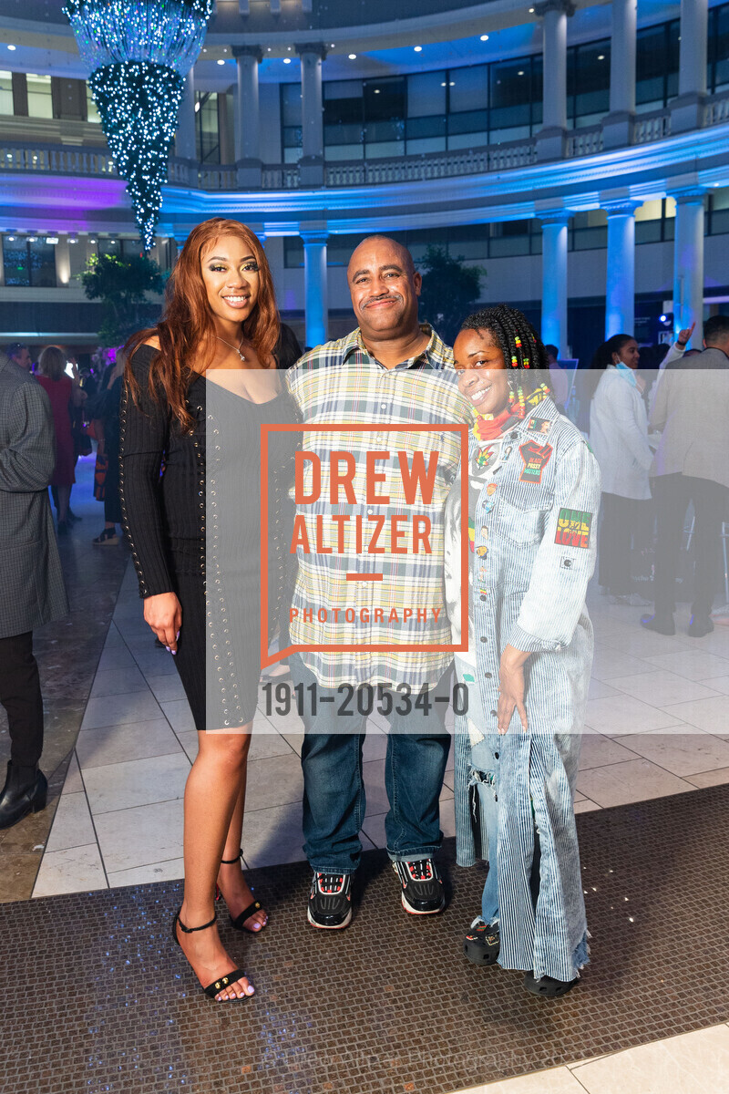 Ariana Wells, David Glynn, Patrice Jones, Westfield SF Holiday Tree Lighting and Modern Luxury Wine Country Awards, Westfield San Francisco Centre. 865 Market St, December 1st, 2021, Photo #1911-20534-0 Ariana Wells, David Glynn, Patrice Jones, Photo #1911-20534-0