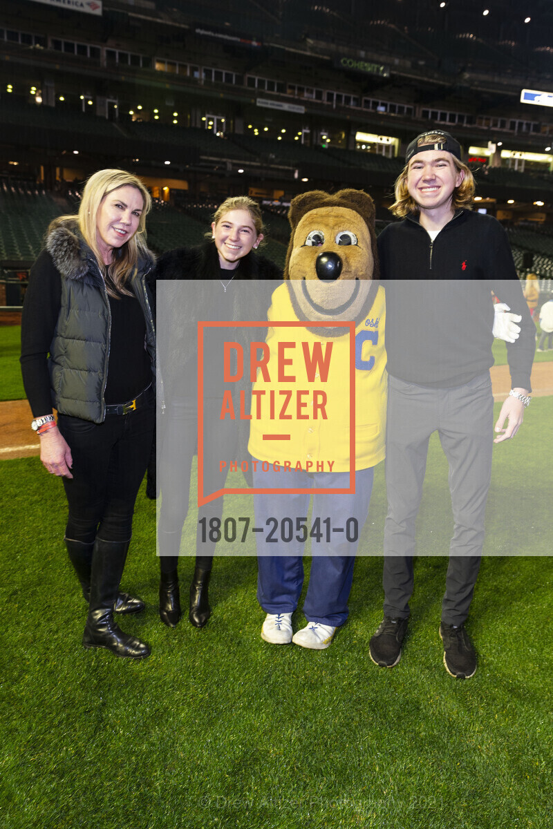 Tracy Carney Skytt, Fiona Carney Skytt, Aidan Carney Skytt, Holiday Heroes, 24 Willie Mays Plaza. 24 Willie Mays Plaza, December 7th, 2021, Photo #1807-20541-0 Tracy Carney Skytt, Fiona Carney Skytt, Aidan Carney Skytt, Photo #1807-20541-0