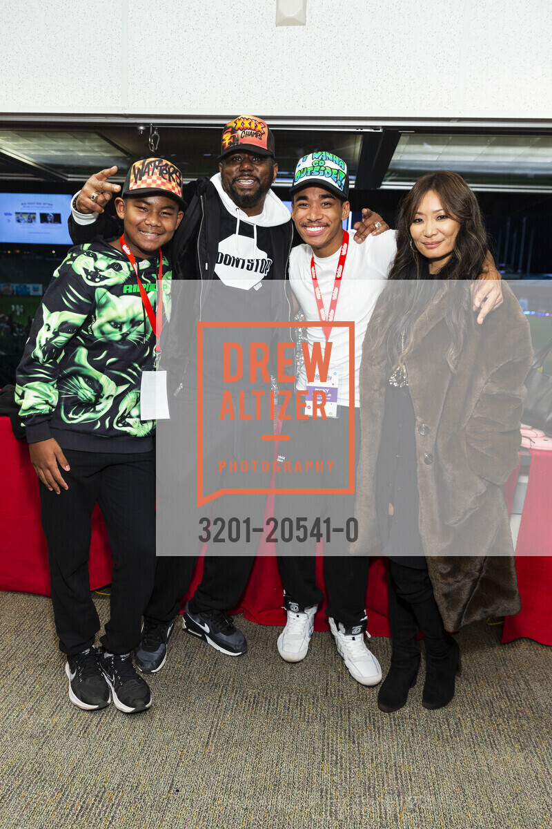 Shane Watters, Ricky Watters, Ricky Watters Jr., Catherina Wattes, Holiday Heroes, 24 Willie Mays Plaza. 24 Willie Mays Plaza, December 7th, 2021, Photo #3201-20541-0 Shane Watters, Ricky Watters, Ricky Watters Jr., Catherina Wattes, Photo #3201-20541-0