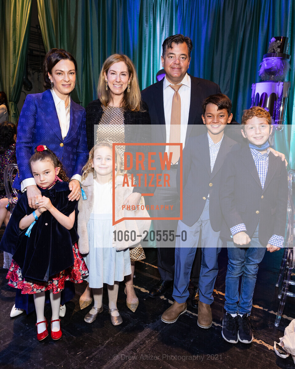 Laurie Olshansky, Eloise Olshansky, Chloe Sugarman, Neve Sugarman, Scott Gilbertson, Lucas Gilbertson, Wiley Ford, Nutcracker Benefit Luncheon: Land of Dreams, Zellerbach Rehearsal Hall. 300 Franklin St, December 12th, 2021, Photo #1060-20555-0 Laurie Olshansky, Eloise Olshansky, Chloe Sugarman, Neve Sugarman, Scott Gilbertson, Lucas Gilbertson, Wiley Ford, Photo #1060-20555-0