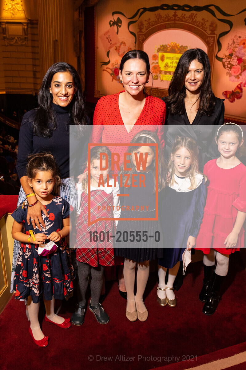 Sapna Boze, Lisa Pearson, Nutcracker Benefit Luncheon: Land of Dreams, Zellerbach Rehearsal Hall. 300 Franklin St, December 12th, 2021, Photo #1601-20555-0 Sapna Boze, Lisa Pearson, Photo #1601-20555-0