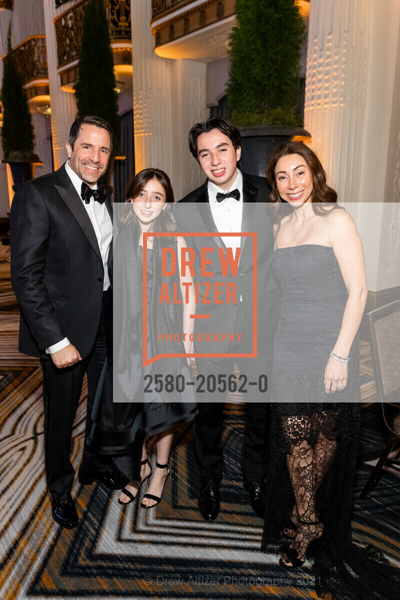Stuart Peterson, Lucy Peterson, Blake Peterson, Gina Peterson, San Francisco Debutante Ball 2021, St. Francis Hotel, December 19th, 2021, Photo #2580-20562-0 Stuart Peterson, Lucy Peterson, Blake Peterson, Gina Peterson, Photo #2580-20562-0