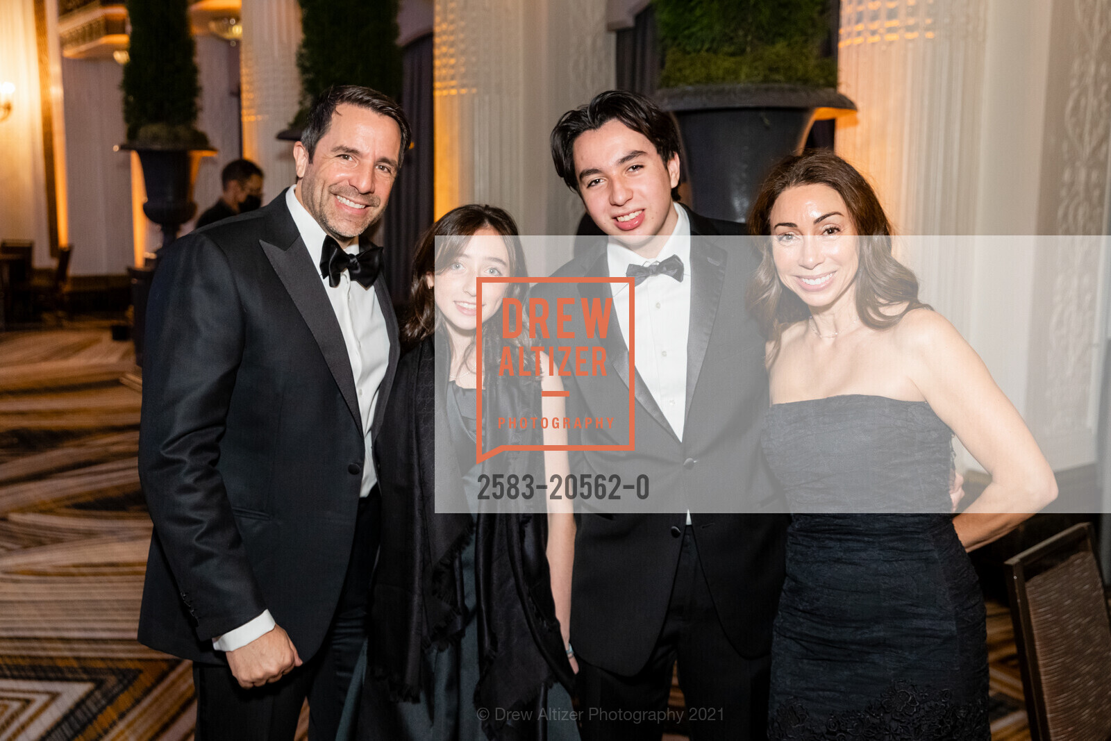 Stuart Peterson, Lucy Peterson, Blake Peterson, Gina Peterson, San Francisco Debutante Ball 2021, St. Francis Hotel, December 19th, 2021, Photo #2583-20562-0 Stuart Peterson, Lucy Peterson, Blake Peterson, Gina Peterson, Photo #2583-20562-0