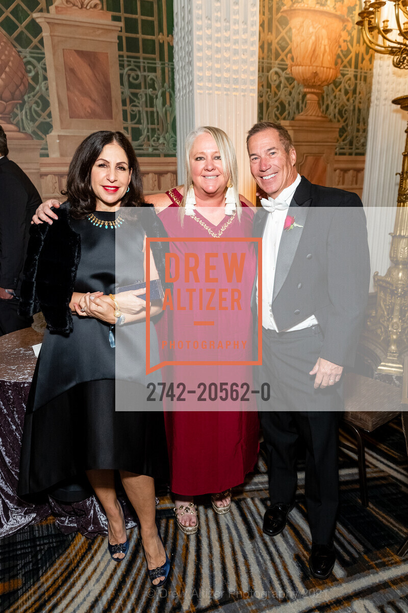 Lisa Grotts, Lori Puccinelli Stern, David Michael Flaherty, San Francisco Debutante Ball 2021, St. Francis Hotel, December 19th, 2021, Photo #2742-20562-0 Lisa Grotts, Lori Puccinelli Stern, David Michael Flaherty, Photo #2742-20562-0