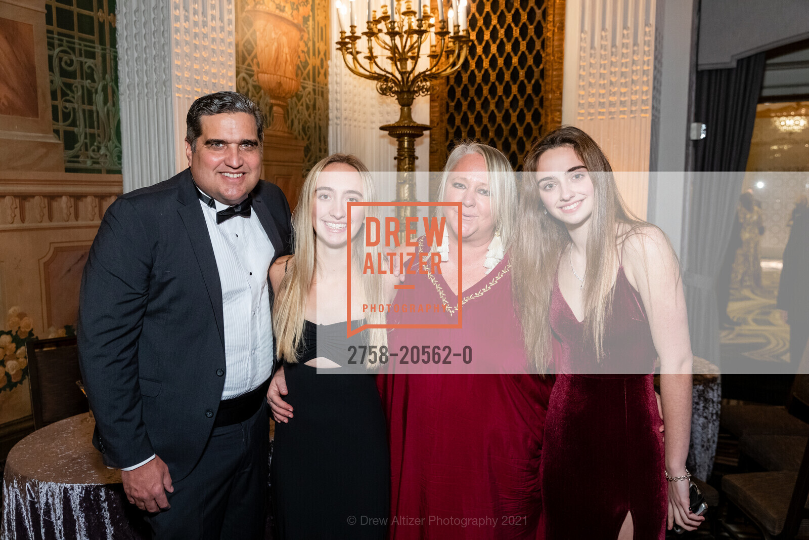 Peter Stern, Bailey Stern, Lori Puccinelli Stern, Logan Stern, San Francisco Debutante Ball 2021, St. Francis Hotel, December 19th, 2021, Photo #2758-20562-0 Peter Stern, Bailey Stern, Lori Puccinelli Stern, Logan Stern, Photo #2758-20562-0