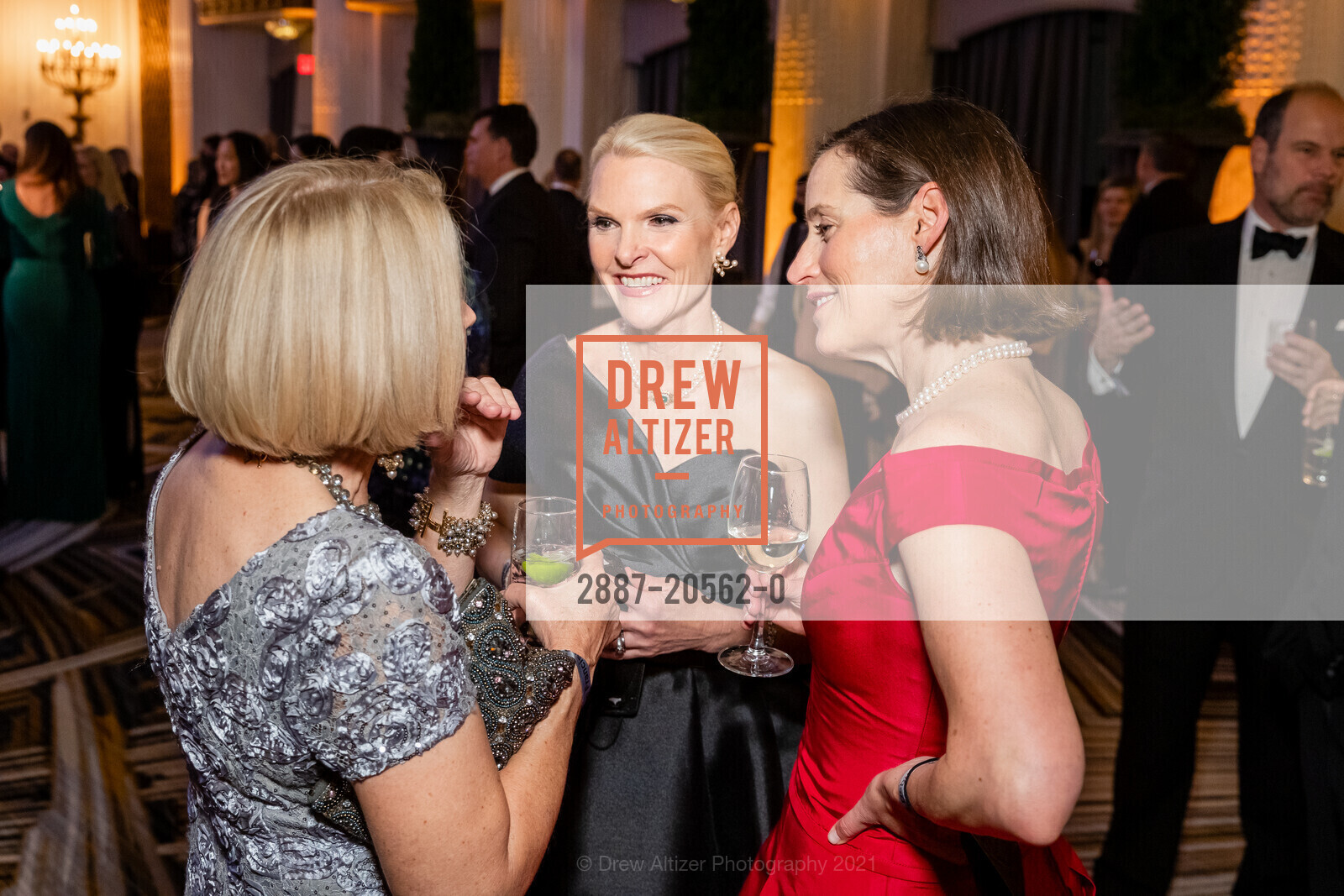 Leslie Turner, Linle Froeb, Patrice Lovato, San Francisco Debutante Ball 2021, St. Francis Hotel, December 19th, 2021, Photo #2887-20562-0 Leslie Turner, Linle Froeb, Patrice Lovato, Photo #2887-20562-0