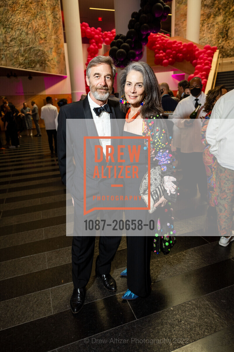 David Eichler, Karen Eichler, SFMOMA Art Bash, SFMOMA. 151 3rd St, April 8th, 2022, Photo #1087-20658-0 David Eichler, Karen Eichler, Photo #1087-20658-0
