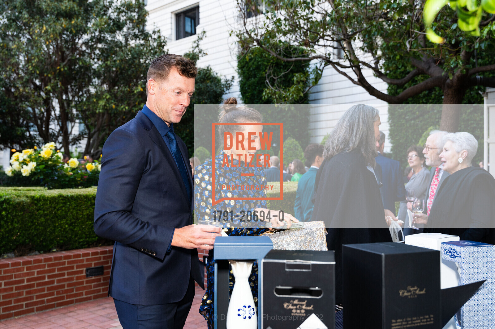 Derek Cummings, Lauren Cummings, SFCASA Fostering Change Gala 2022: These Are Our Kids, The Ritz-Carlton, San Francisco. 600 Stockton St, April 29th, 2022, Photo #1791-20694-0 Derek Cummings, Lauren Cummings, Photo #1791-20694-0