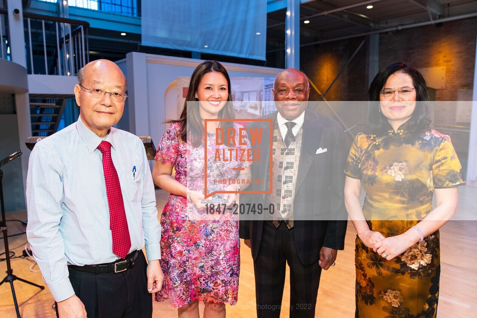 Kitman Chan, Shelby Decosta, Willie Brown, Jian Zhang, Chinese Hospital 123rd Anniversay Celebration, San Francisco Design Center Galleria. 101 Henry Adams St, June 2nd, 2022, Photo #1847-20749-0 Kitman Chan, Shelby Decosta, Willie Brown, Jian Zhang, Photo #1847-20749-0