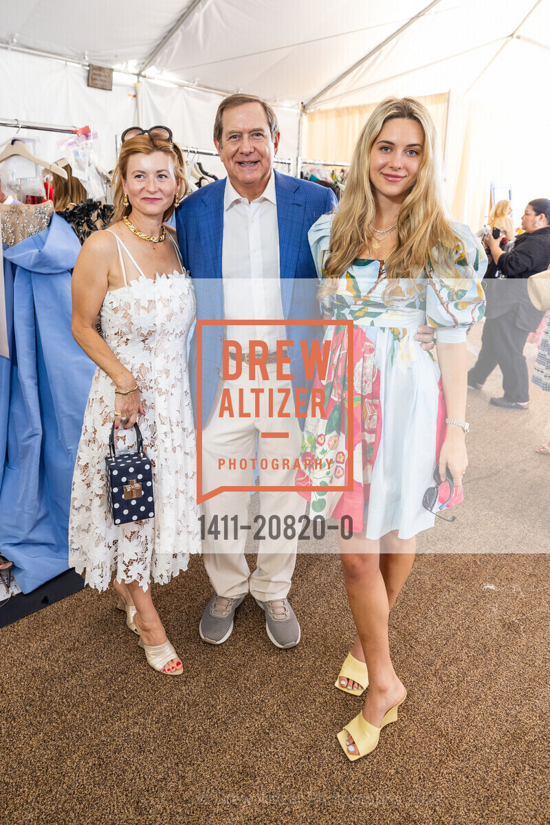 Renata Baranow, Jordan Schnitzer, Arielle Schntizer, Saks Fifth Avenue x Oscar De La Renta fashion show Benefitting The League to Save Lake Tahoe, Lake Tahoe, August 6th, 2022, Photo #1411-20820-0 Renata Baranow, Jordan Schnitzer, Arielle Schntizer, Photo #1411-20820-0