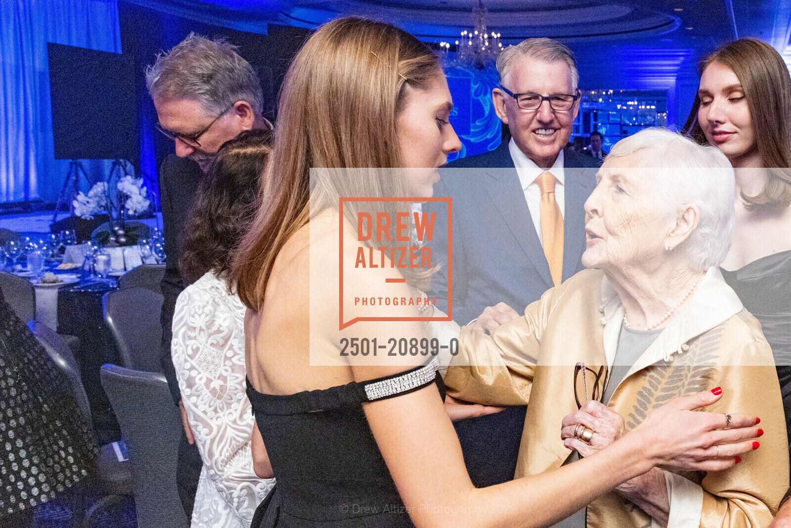 Ava Reilly, Clint Reilly, Jim Herbert, Jill Reilly, Bess Reilly, Catholic Charities Loaves and Fishes Gala 2022, The Ritz Carlton. 600 Stockton St, SF, CA 94108 US, September 30th, 2022, Photo #2501-20899-0 Ava Reilly, Clint Reilly, Jim Herbert, Jill Reilly, Bess Reilly, Photo #2501-20899-0