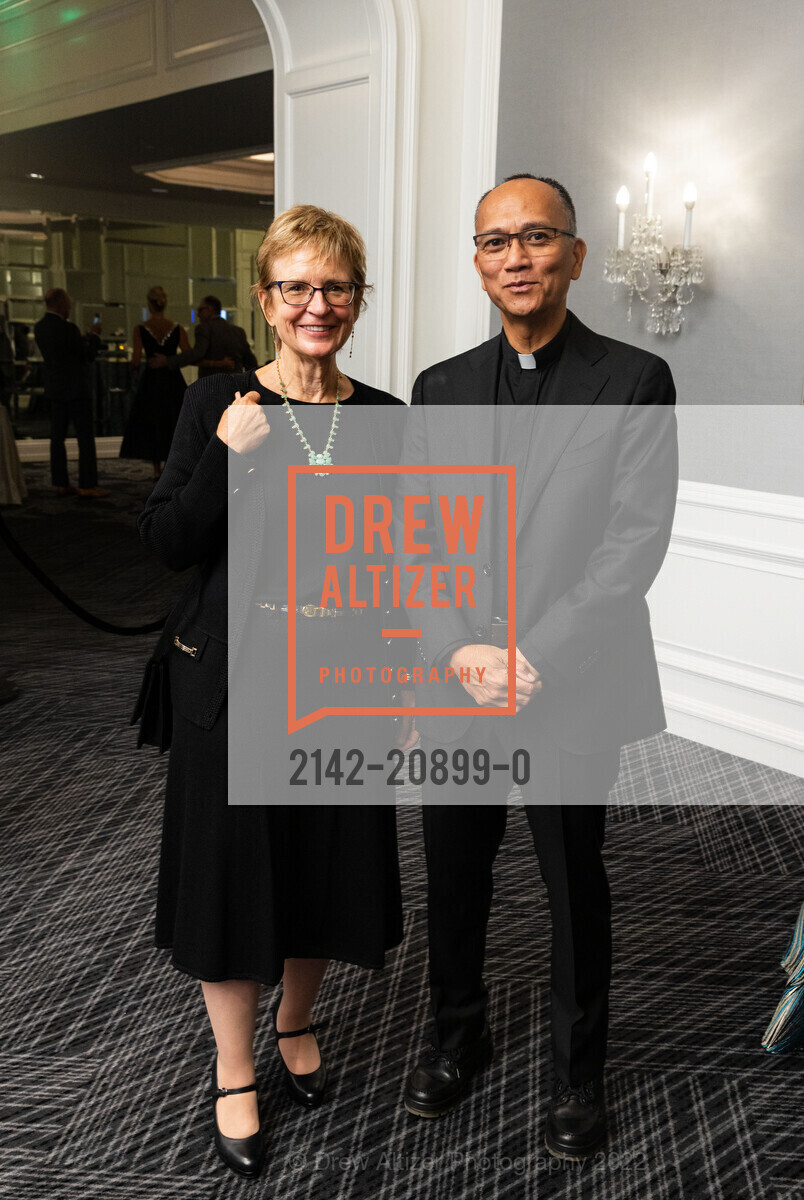 Jane Ferguson Flout, Ray Reyes, Catholic Charities Loaves and Fishes Gala 2022, The Ritz Carlton. 600 Stockton St, SF, CA 94108 US, September 30th, 2022, Photo #2142-20899-0 Jane Ferguson Flout, Ray Reyes, Photo #2142-20899-0