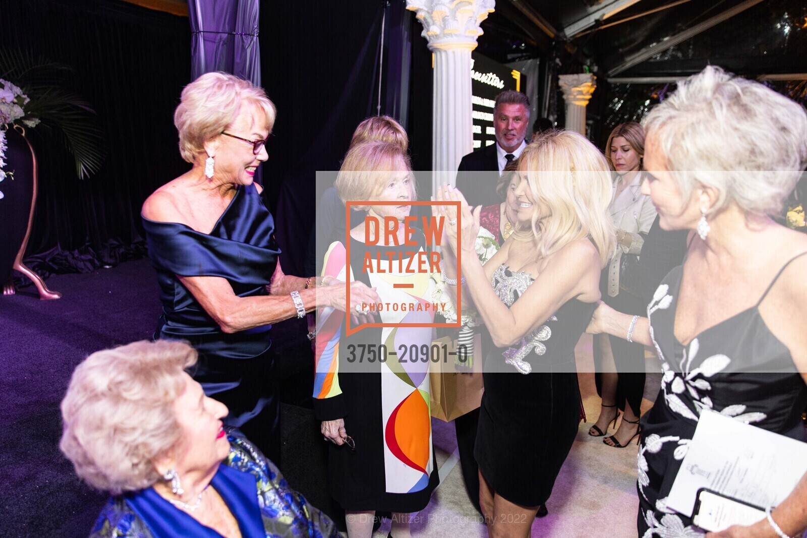 Gloria Kennett, Candice Schwab, Ann Griffiths, Kristen Chenoweth, Melissa Badger, Peninsula Volunteers Incorporated 75th Anniversary Gala 2022, Rosewood Sand Hill. 2825 Sand Hill Rd, Menlo Park, CA 94025 US, October 1st, 2022, Photo #3750-20901-0 Gloria Kennett, Candice Schwab, Ann Griffiths, Kristen Chenoweth, Melissa Badger, Photo #3750-20901-0
