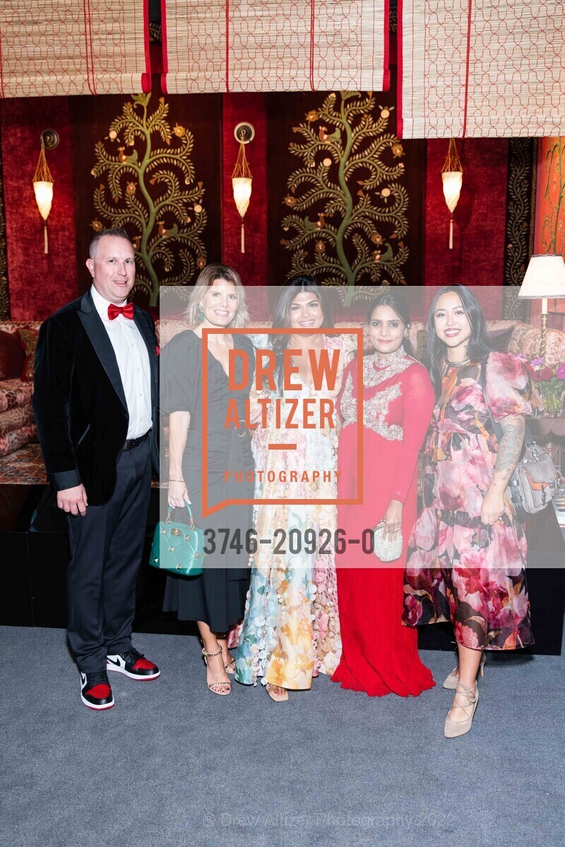 Kevin Vawter, Nancy Evars, Saba Monsoor, Diva Kumar, Brittany Castillo, The San Francisco Fall Show Opening Night Gala 2022, Festival Pavilion. 38 Fort Mason, SF, CA 94123 US, October 12th, 2022, Photo #3746-20926-0 Kevin Vawter, Nancy Evars, Saba Monsoor, Diva Kumar, Brittany Castillo, Photo #3746-20926-0