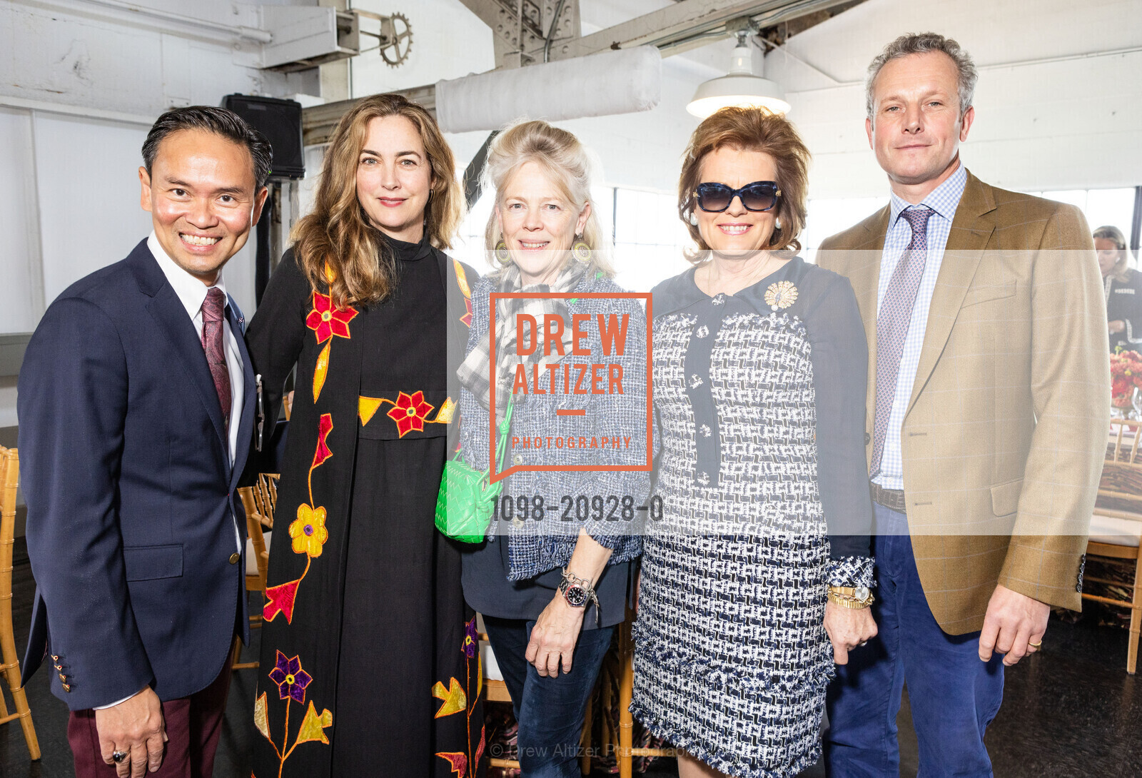 Jonathan Rachman, Alexis Traina, Emma Burns, Emma Manners, Dominic Evans-Freke, The Chairman's Luncheon 2022, Festival Pavilion. Fort Mason, SF, CA 94123, October 13th, 2022, Photo #1098-20928-0 Jonathan Rachman, Alexis Traina, Emma Burns, Emma Manners, Dominic Evans-Freke, Photo #1098-20928-0