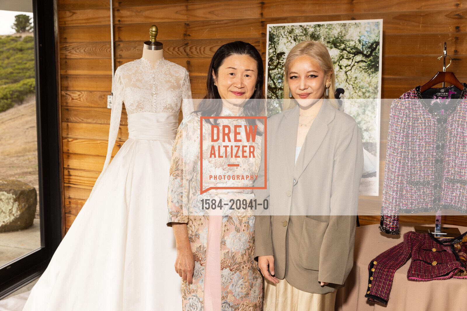 Wendy Li, Justine Li, Djerassi Artful Harvest Gala 2022, Private locatioin. 2325 Bear Gulch Rd, Woodside, CA 94062 US, Photo #1584-20941-0 Wendy Li, Justine Li, Photo #1584-20941-0