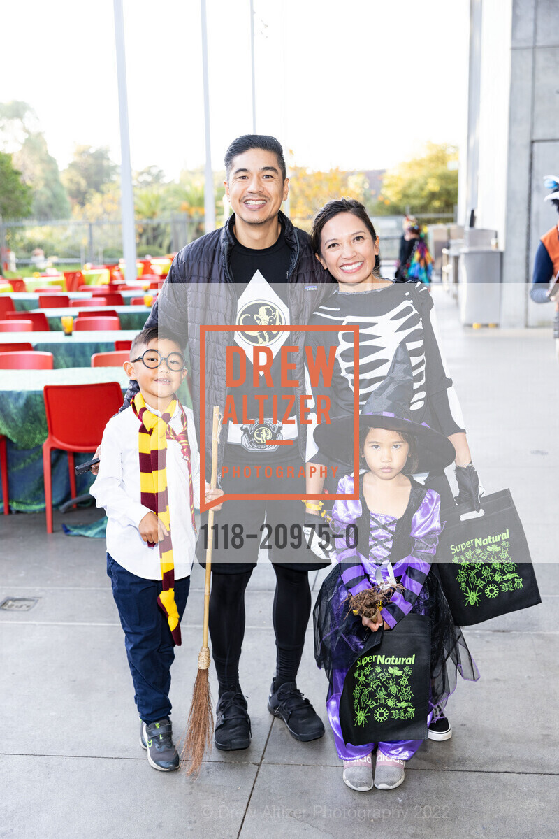 David Macer, Abigail Macer, California Academy's SuperNatural Halloween 2022, California Academy of Sciences. 55 Music Concourse Dr, San Francisco, CA 94118, October 28th, 2022, Photo #1118-20975-0 David Macer, Abigail Macer, Photo #1118-20975-0