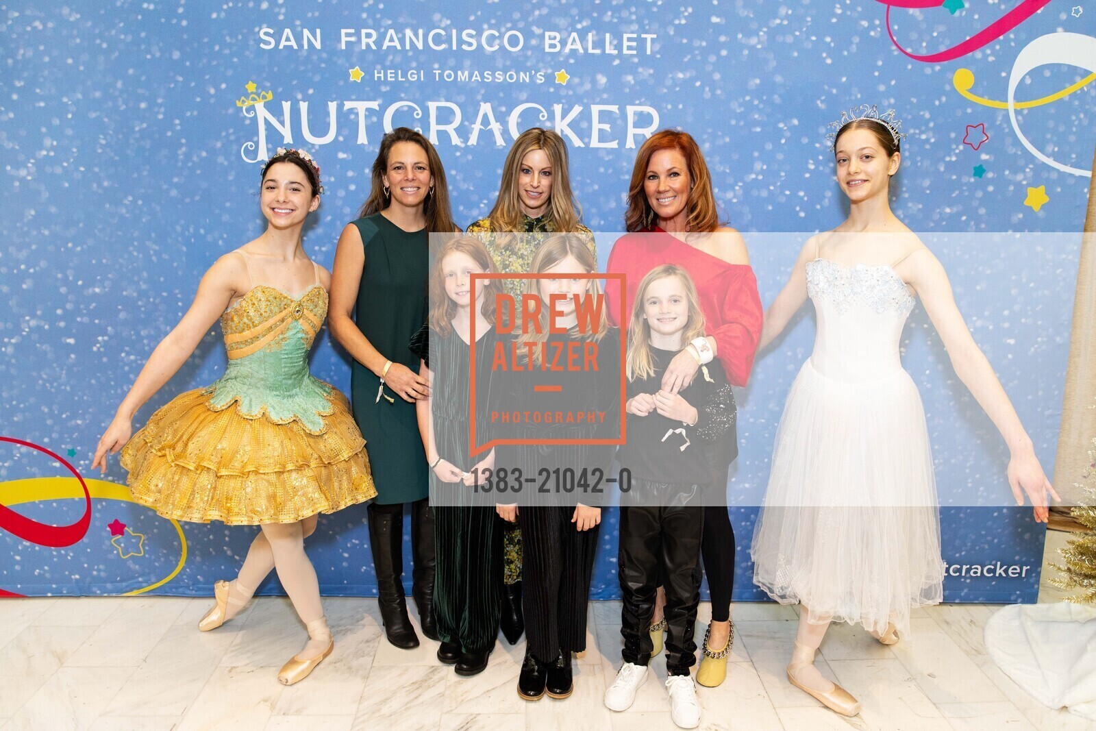 Lauren Sargent, Noelle Sargent, Kristine Boeding, Blake Boeding, Elisa Donovan, Scarlett Bigelow, SF Ballet Hosts Nutcracker Luncheon, San Francisco City Hall. 1 Dr Carlton B Goodlett Pl, December 11th, 2022, Photo #1383-21042-0 Lauren Sargent, Noelle Sargent, Kristine Boeding, Blake Boeding, Elisa Donovan, Scarlett Bigelow, Photo #1383-21042-0