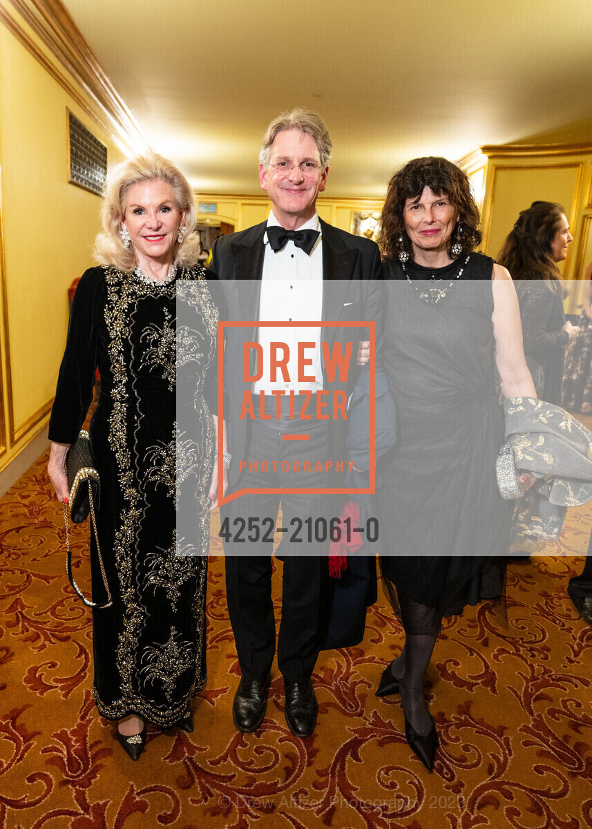 Phoebe Campbell, Thomas Campbell, Dede Wilsey, San Francisco Ballet 90th Anniversary Opening Night Gala 2023, San Francisco War Memorial & Performing Arts Center. 401 Van Ness Avenue, January 19th, 2023, Photo #4252-21061-0 Phoebe Campbell, Thomas Campbell, Dede Wilsey, Photo #4252-21061-0