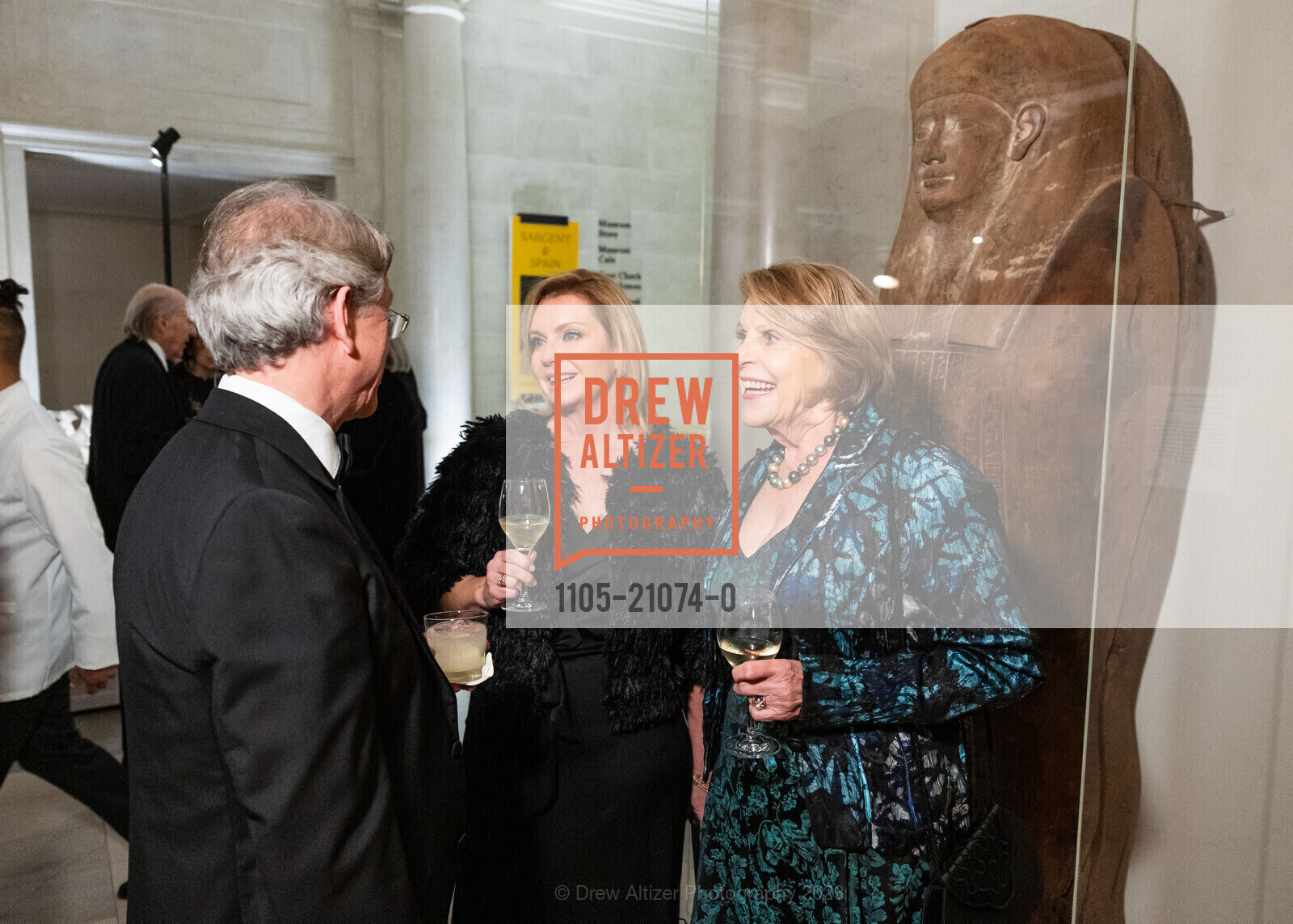 Thomas Campbell, Debbie Burke, Dagmar Dolby, Sargent & Spain Black Tie Dinner 2023, Legion of Honor @ 100 34th Ave, SF, CA 94121 US. Legion of Honor @ 100 34th Ave, SF, CA 94121 US, February 8th, 2023, Photo #1105-21074-0 Thomas Campbell, Debbie Burke, Dagmar Dolby, Photo #1105-21074-0