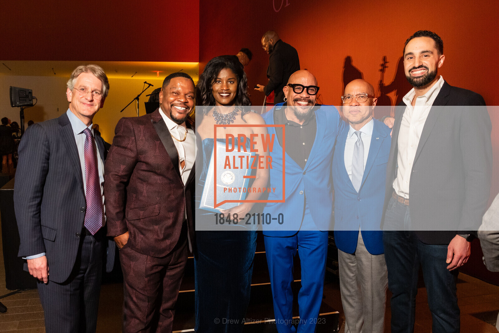 Thomas Campbell, Kehinde Wiley, Tyra Fennell, Ralph Remington, Darren Walker, Justin Steele, Kehinde Wiley Donor Opening Night 2023, de Young Museum @ 50 Hagiwara Tea Garden Dr, San Francisco, CA 94118 US. de Young Museum @ 50 Hagiwara Tea Garden Dr, San Francisco, CA 94118 US, March 16th, 2023, Photo #1848-21110-0 Thomas Campbell, Kehinde Wiley, Tyra Fennell, Ralph Remington, Darren Walker, Justin Steele, Photo #1848-21110-0