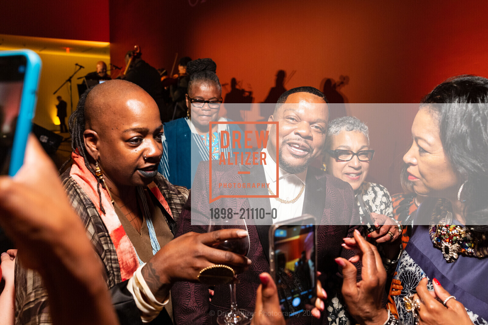 Kehinde Wiley, Yasmin Lambie-Simpson, Denise Bradley Tyson, Kehinde Wiley Donor Opening Night 2023, de Young Museum @ 50 Hagiwara Tea Garden Dr, San Francisco, CA 94118 US. de Young Museum @ 50 Hagiwara Tea Garden Dr, San Francisco, CA 94118 US, March 16th, 2023, Photo #1898-21110-0 Kehinde Wiley, Yasmin Lambie-Simpson, Denise Bradley Tyson, Photo #1898-21110-0