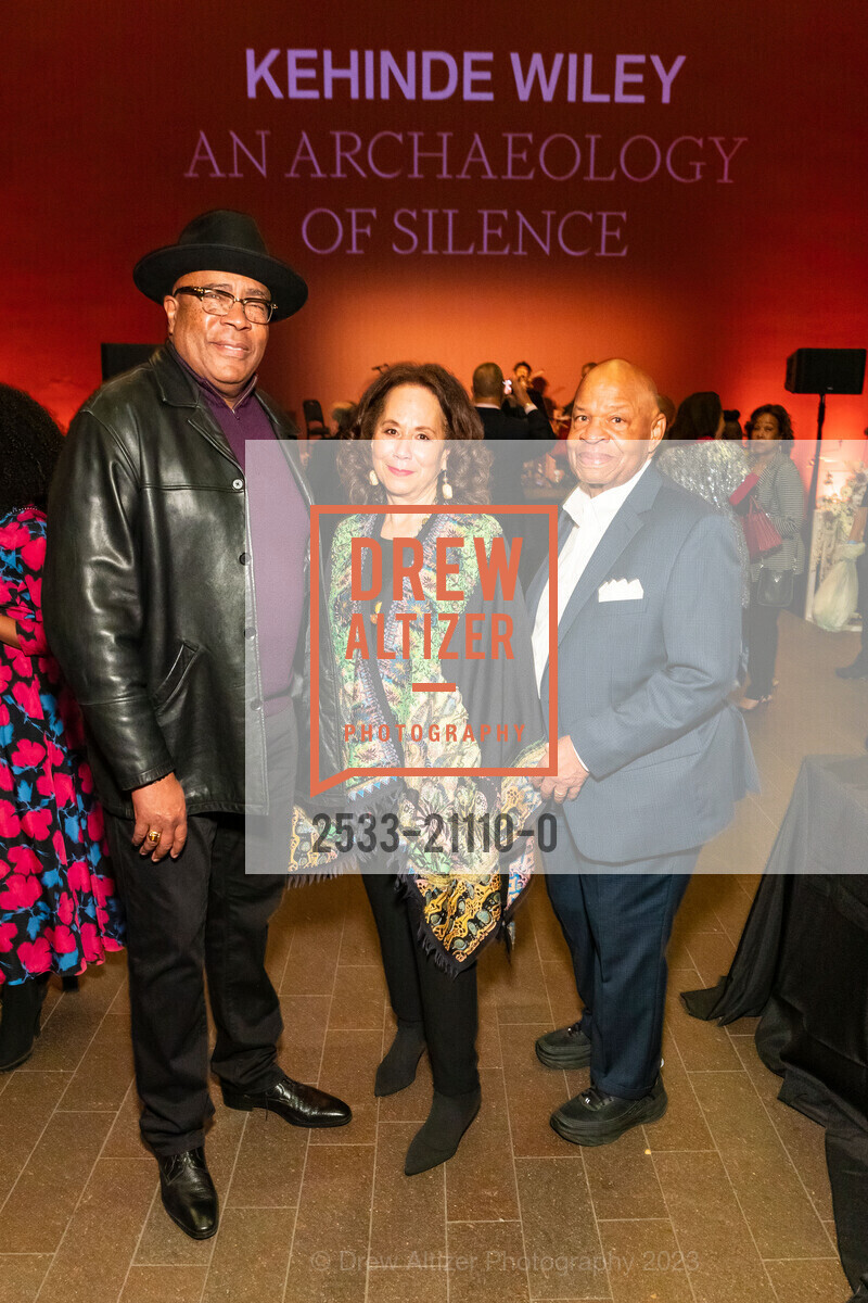 Robert Shoffner, Schyleen Qualls, Ron Brown, Kehinde Wiley Donor Opening Night 2023, de Young Museum @ 50 Hagiwara Tea Garden Dr, San Francisco, CA 94118 US. de Young Museum @ 50 Hagiwara Tea Garden Dr, San Francisco, CA 94118 US, March 16th, 2023, Photo #2533-21110-0 Robert Shoffner, Schyleen Qualls, Ron Brown, Photo #2533-21110-0