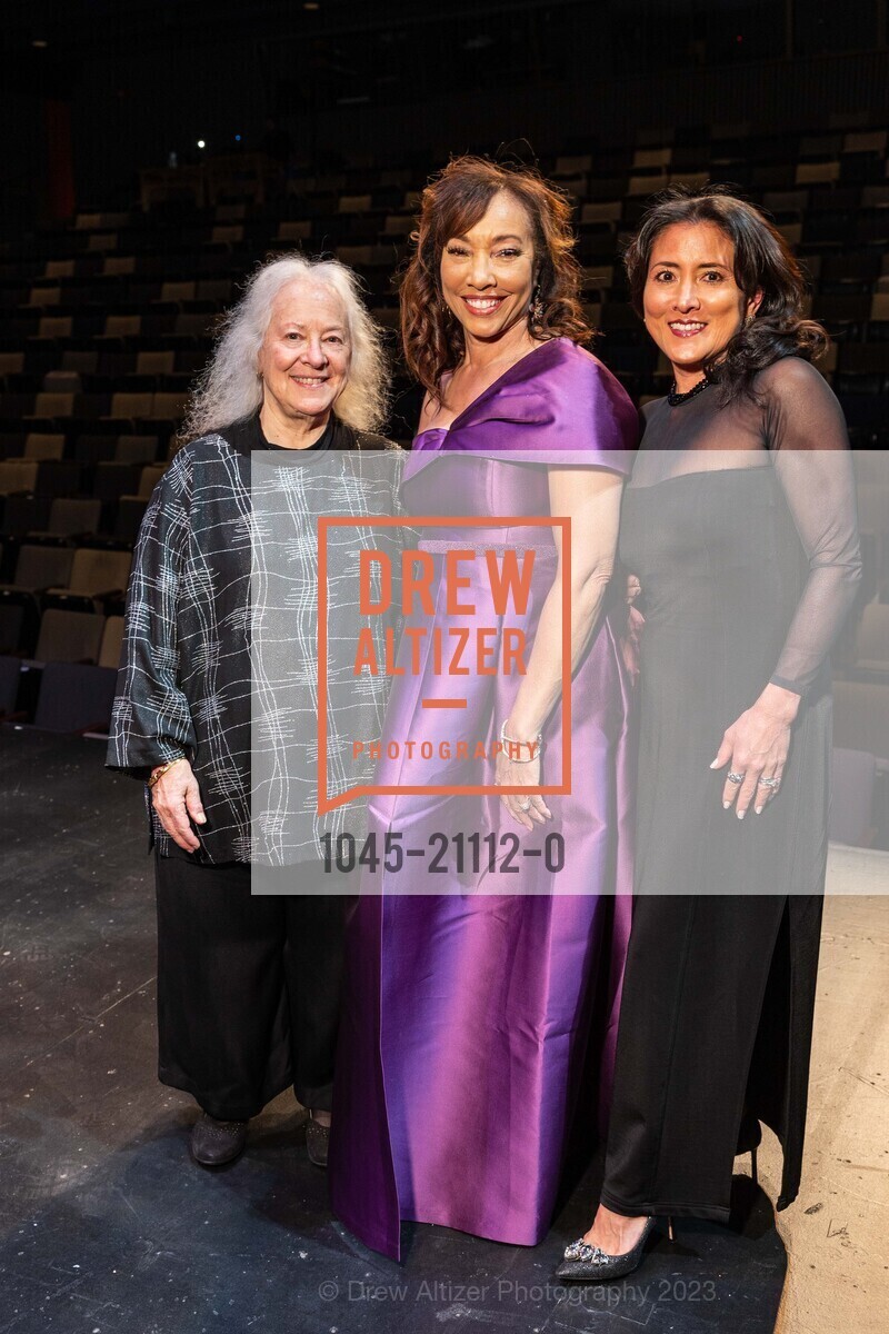 Helen Meyer, Janice Brathwaite, Chris Lauer, Cal Performances' 2023 Gala Honoring William Kentridge, 2413 Bancroft Way, Berkeley, CA 94704 US. 2413 Bancroft Way, Berkeley, CA 94704 US, March 17th, 2023, Photo #1045-21112-0 Helen Meyer, Janice Brathwaite, Chris Lauer, Photo #1045-21112-0