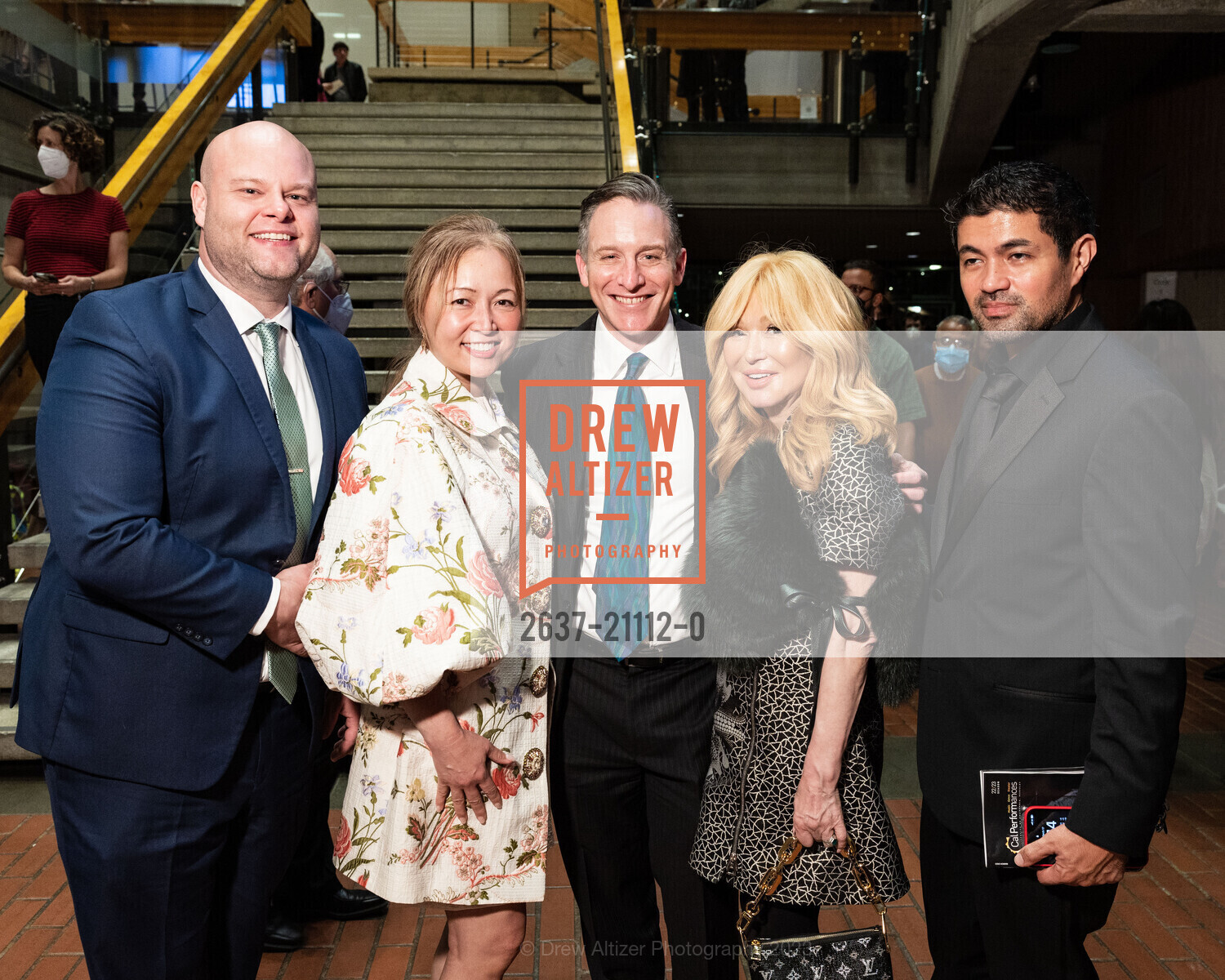 Tyler Ennis, Jane Fujishige Yada, Jeremy Geffen, Elizabeth Segerstrom, Chris Minev, Cal Performances' 2023 Gala Honoring William Kentridge, 2413 Bancroft Way, Berkeley, CA 94704 US. 2413 Bancroft Way, Berkeley, CA 94704 US, March 17th, 2023, Photo #2637-21112-0 Tyler Ennis, Jane Fujishige Yada, Jeremy Geffen, Elizabeth Segerstrom, Chris Minev, Photo #2637-21112-0