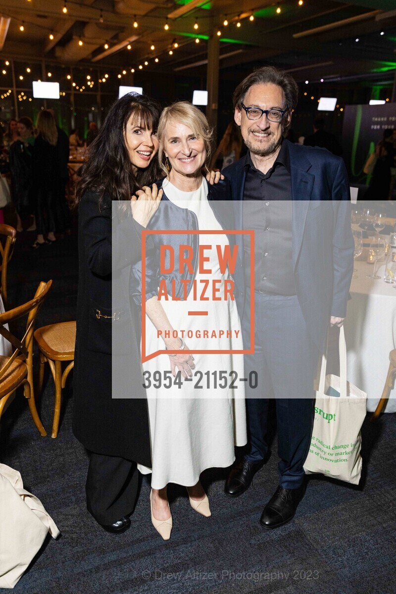 Nina Montee Karp, Harvey Karp, EWG's Earth Dinner 2023, Pier 27 @ 27 The Embarcadero, SF, CA 94111 US. Pier 27 @ 27 The Embarcadero, SF, CA 94111 US, April 21st, 2023, Photo #3954-21152-0 Nina Montee Karp, Harvey Karp, Photo #3954-21152-0