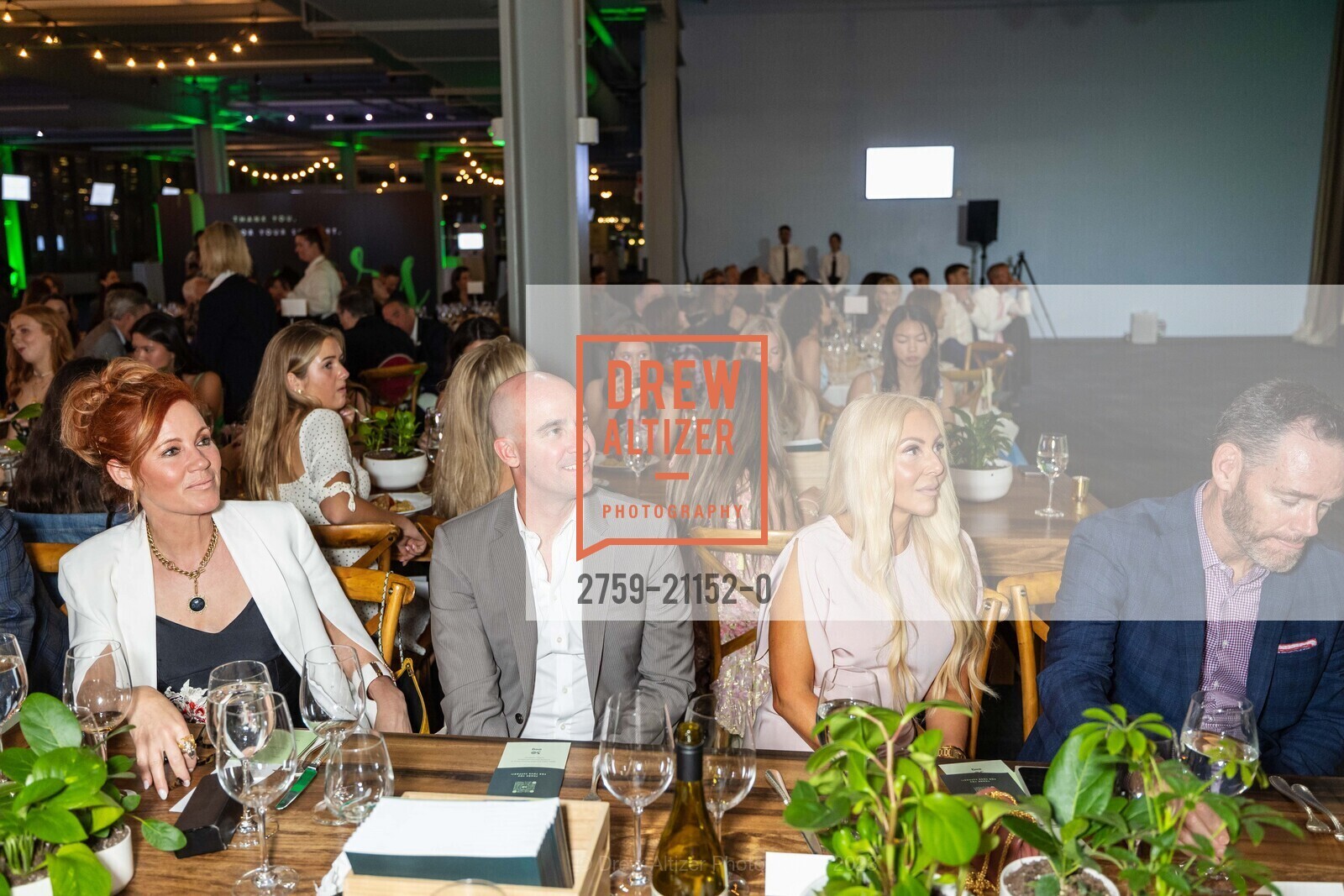 Elisa Donovan, Charles Bigelow, Tracy Falconer, Cameron Falconer, EWG's Earth Dinner 2023, Pier 27 @ 27 The Embarcadero, SF, CA 94111 US. Pier 27 @ 27 The Embarcadero, SF, CA 94111 US, April 21st, 2023, Photo #2759-21152-0 Elisa Donovan, Charles Bigelow, Tracy Falconer, Cameron Falconer, Photo #2759-21152-0