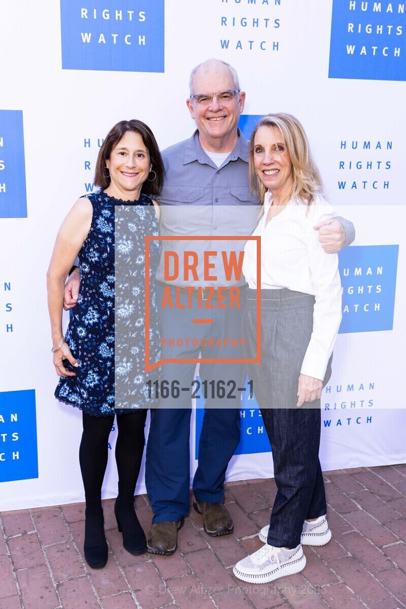 Liz Simons, Mark Heisling, Amy Rao, HRW Silicon Valley Voices for Justice 2023, Filoli Historic House & Garden @ 86 Cañada Rd, Woodside, CA 94062 US. Filoli Historic House & Garden @ 86 Cañada Rd, Woodside, CA 94062 US, April 25th, 2023, Photo #1166-21162-1 Liz Simons, Mark Heisling, Amy Rao, Photo #1166-21162-1