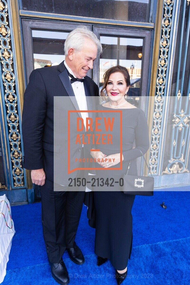 Donald MacLean, Deborah Mosser, San Francisco Opera Ball 2023, San Francisco War Memorial & Performing Arts Center @ 401 Van Ness Ave, SF, CA 94102 US. San Francisco War Memorial & Performing Arts Center @ 401 Van Ness Ave, SF, CA 94102 US, September 8th, 2023, Photo #2150-21342-0 Donald MacLean, Deborah Mosser, Photo #2150-21342-0