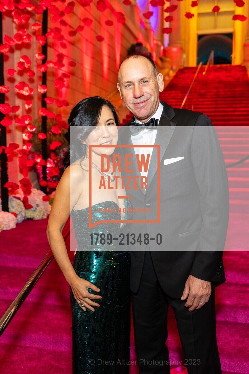 Salle Yoo, Jeff Gray, Asian Art Museum's 2023 Gala Celebrating Takashi Murakami and "Unfamiliar People", Asian Art Museum @ 200 Larkin St, SF, CA 94102 US. Asian Art Museum @ 200 Larkin St, SF, CA 94102 US, September 13th, 2023, Photo #1789-21348-0 Salle Yoo, Jeff Gray, Photo #1789-21348-0