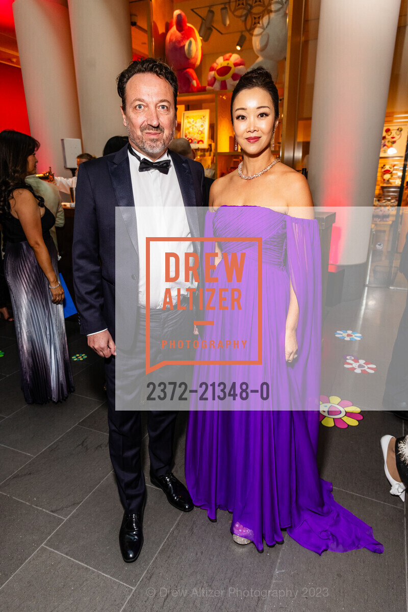 Emmanuel Perrotin, Sandra Cheung, Asian Art Museum's 2023 Gala Celebrating Takashi Murakami and "Unfamiliar People", Asian Art Museum @ 200 Larkin St, SF, CA 94102 US. Asian Art Museum @ 200 Larkin St, SF, CA 94102 US, September 13th, 2023, Photo #2372-21348-0 Emmanuel Perrotin, Sandra Cheung, Photo #2372-21348-0