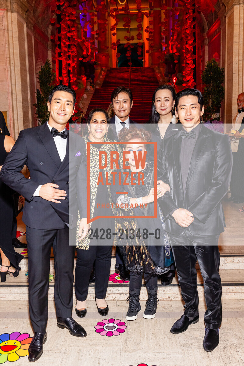 Si Won Choi, Vijay Shriram, Byung-hun Lee, Miky Lee, Min-jin Lee, Teo Yoo, Asian Art Museum's 2023 Gala Celebrating Takashi Murakami and "Unfamiliar People", Asian Art Museum @ 200 Larkin St, SF, CA 94102 US. Asian Art Museum @ 200 Larkin St, SF, CA 94102 US, September 13th, 2023, Photo #2428-21348-0 Si Won Choi, Vijay Shriram, Byung-hun Lee, Miky Lee, Min-jin Lee, Teo Yoo, Photo #2428-21348-0